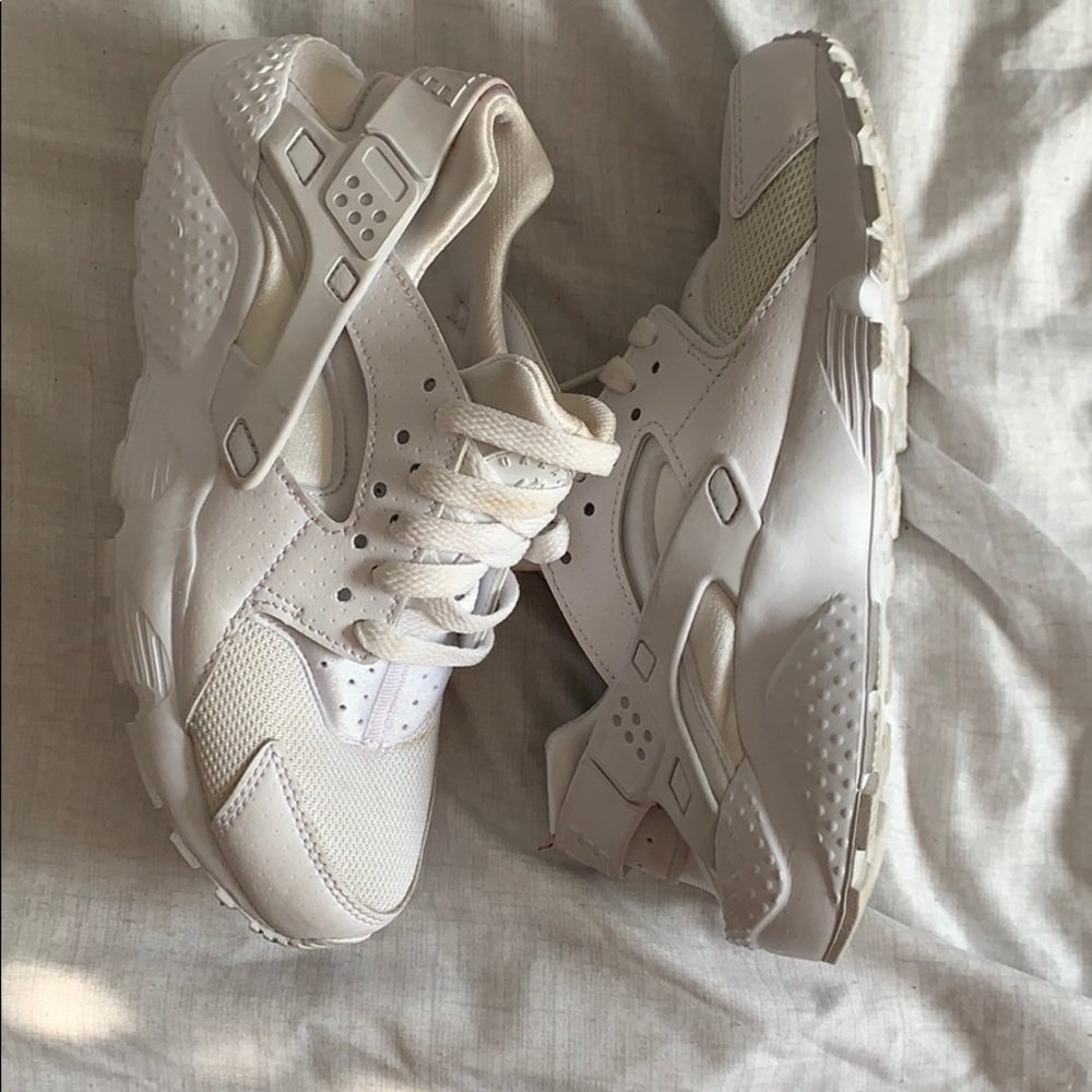 WHITE NIKE HUARACHE SNEAKERS